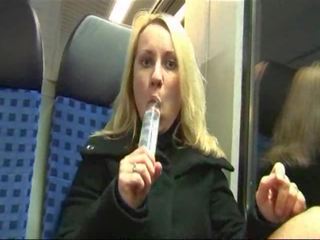 Німецька вулиця дівчина мастурбує і трахкав на a потяг