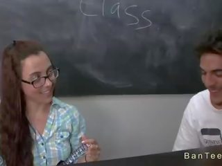 Bystiga läraren helps par i avrunkning i klassrummet